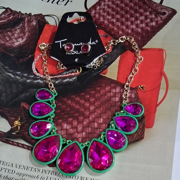 Taramanda Gold and Pink Teardrop Necklace Set . - Picture 13 of 15